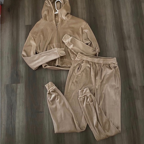 skims velour tracksuit in color honey size small